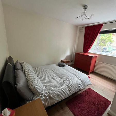 Appartamento 20Mins To Bakerst, Harry Potter & Wembley Stadium! Northwood  Esterno foto