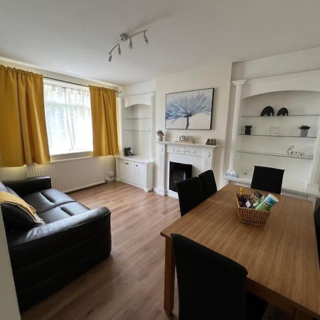 Appartamento 20Mins To Bakerst, Harry Potter & Wembley Stadium! Northwood  Esterno foto